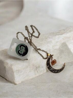 🫶🏻 Gold-Tone Crescent Moon Pendant Necklace with Orange Agate Stone Accent